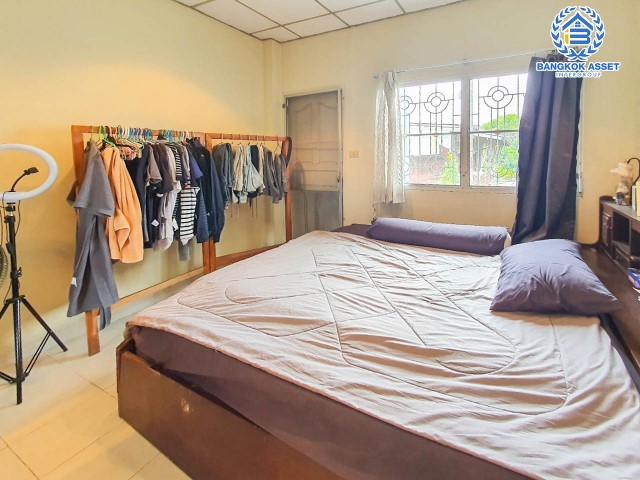 *****ทาวน์เฮ้าส์มือสอง ย่านบางแค ม.เศรษฐกิจ พุทธมณฑลสาย3 เนื้อที่กว้าง 28 ตร.ว. ฟังก์ชัน 3 ห้องนอน 2 ห้องน้ำ ภายในสภาพสวย กว้างขวางพื้นที่ใช้สอยเยอะ ตั้งบนทำเลแห่งการเดินทาง ใกล้ส่วนต่อขยายรถไฟฟ้าสายสีน้ำเงิน "สถานีหลักสอง" และทางด่วน "ศรีรัช" จองเลย!